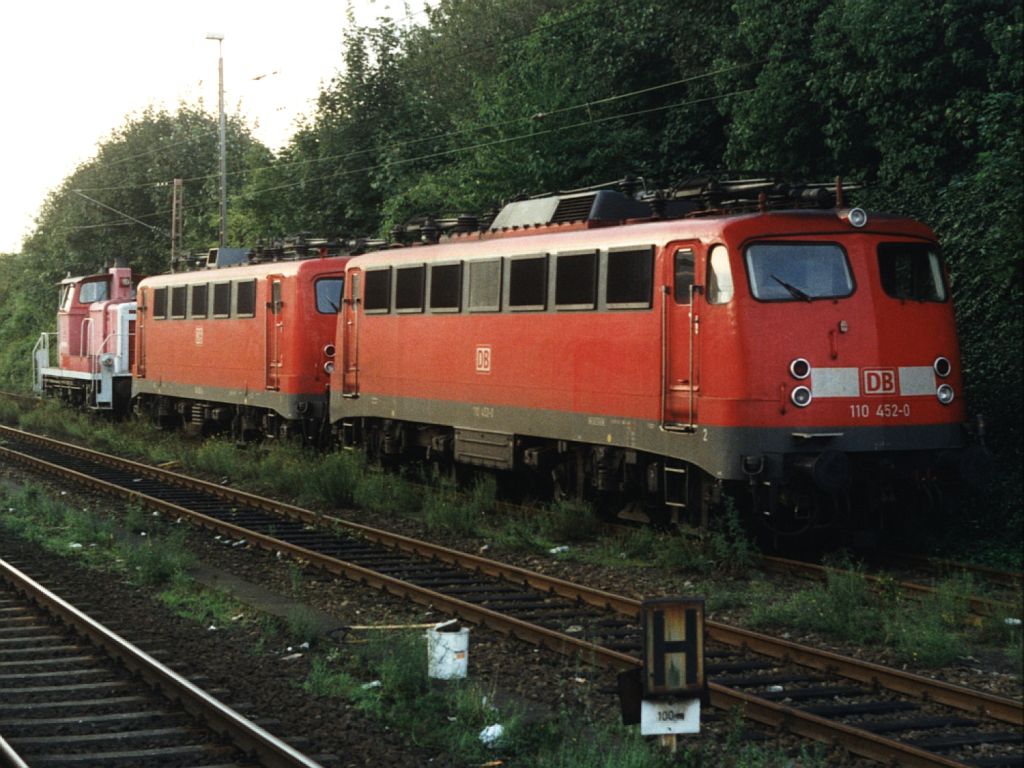 110 452-0, 141 183-4 und 364 906-8 auf Osnabrck Hauptbahnhof am 16-9-2000. Bild und scan: Date Jan de Vries.