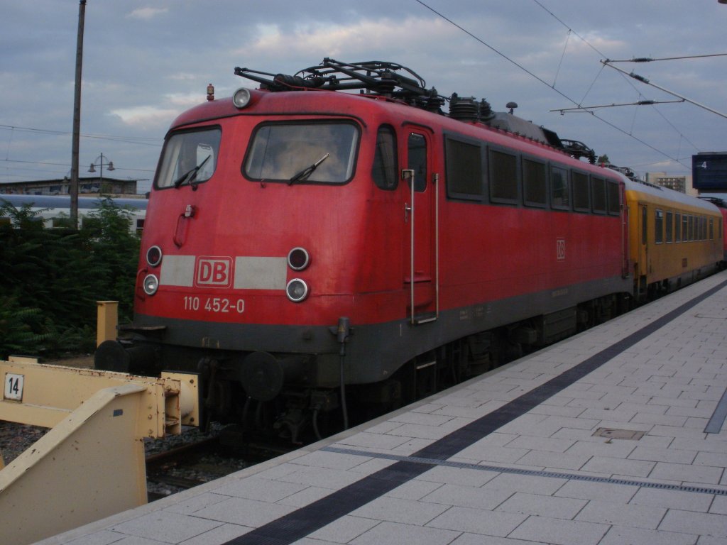 110 452-0 am 22.09.2011 mit einem Messzug im Hauptbahnhof von Dresden. Der Messzug bestand aus 139 311-5, dem Funkmesswagen 99-94 900-7 und der 110 452-0.