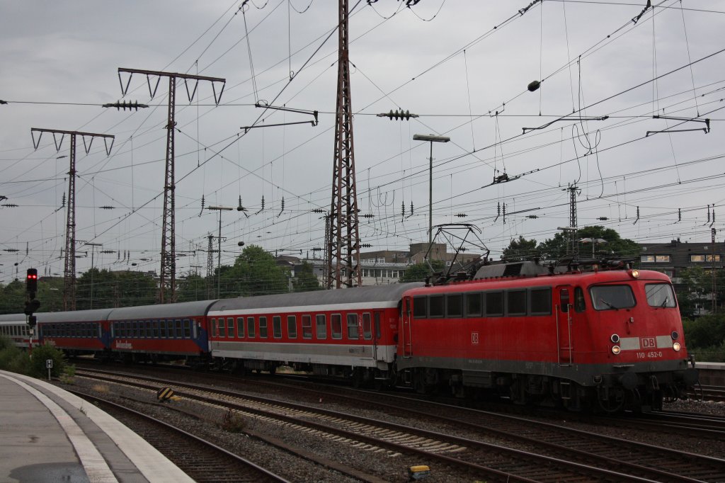 110 452 am 19.6.11 mit dem WDR4 SchlagerExrepess bei der Einfahrt in Essen Hbf.
