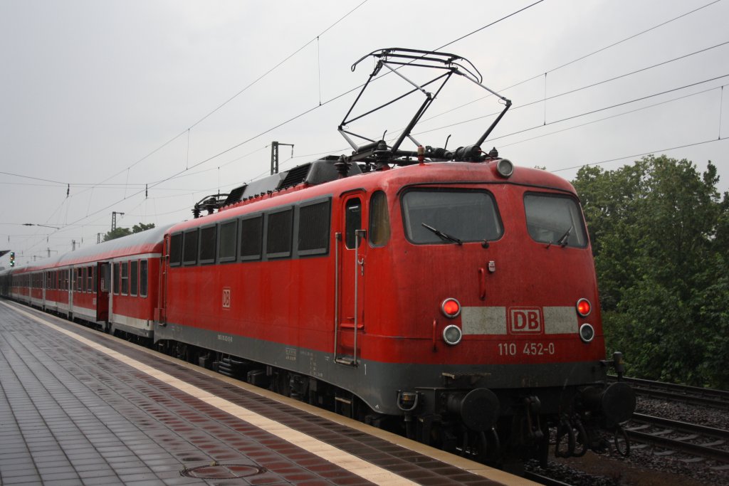 110 452 mit einem RE in Bremerhaven Lehre am 12.07.2010