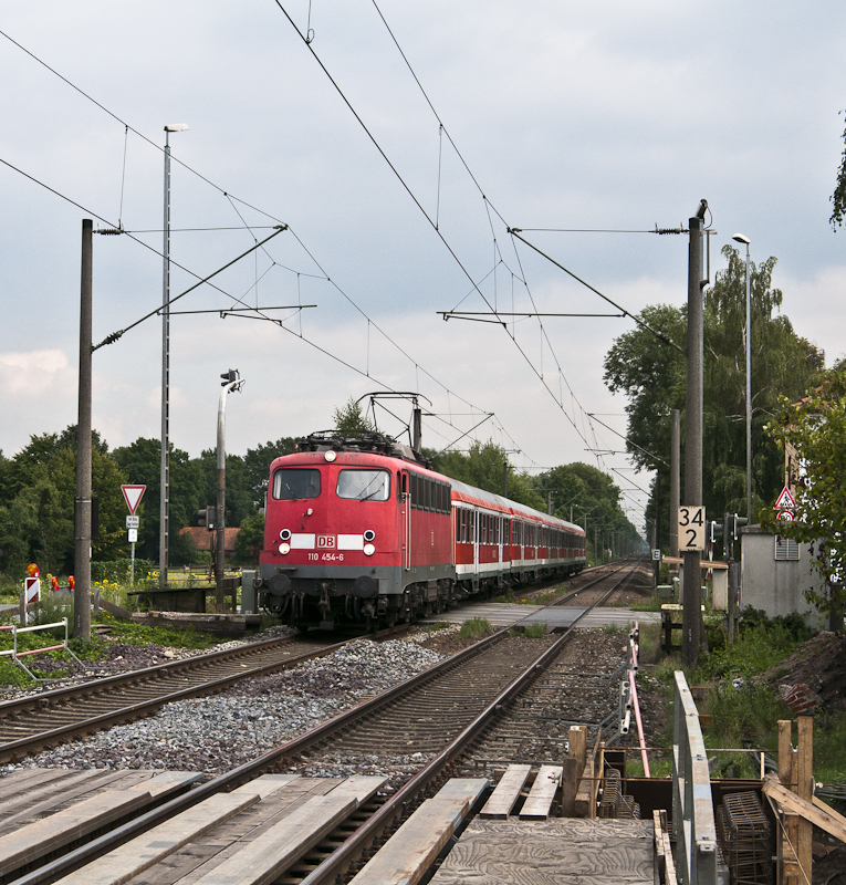110 454-6 am 17. August 2010 mit der RB 14820 (Bremen Hbf - Oldenburg (Oldb)) in Heidkrug.