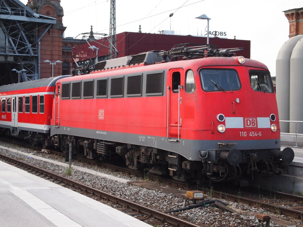 110 454-6 mit einen RB nach Bremerhaven Lehe in Bremen Hbf am 19.Juni.2010.