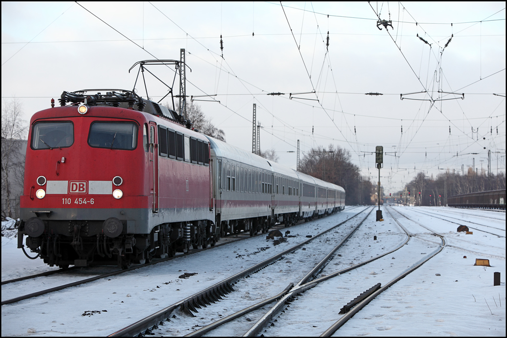 110 454 (9180 6110 454-6 D-DB) durchfhrt Recklinghausen-Sd. (02.01.2011)