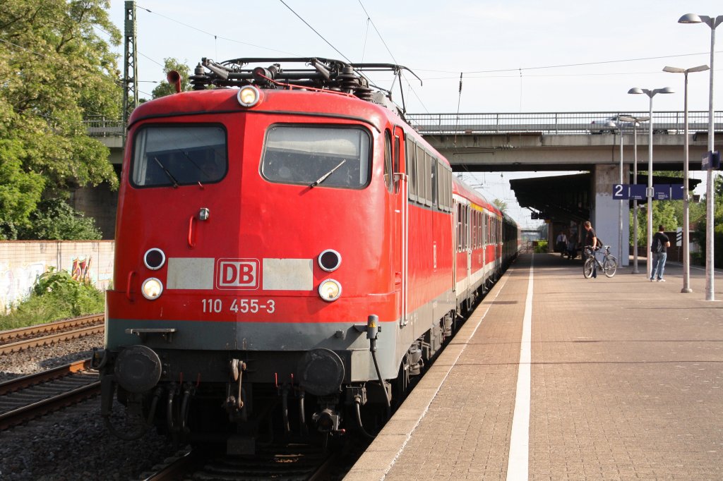 110 455-3 am 18.5.11 bei der Durchfahrt durch Dsseldorf-Angermund.
