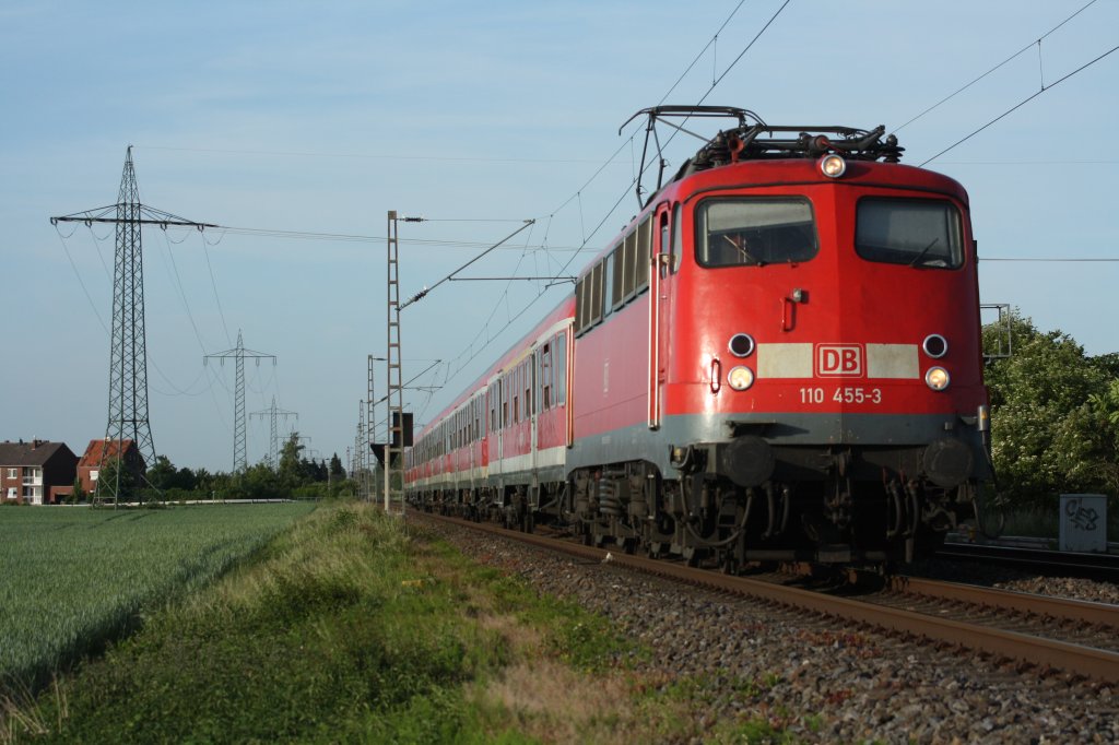 110 455-3 fhrt mit RE 10466 (+20) in schnem Abendlicht durch Erkelenz am 23.05.11
