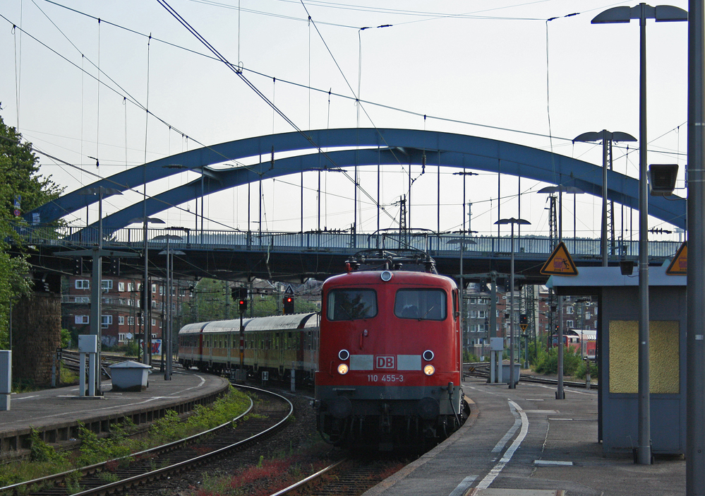 110 455-3 mit einem RE4 von Dsseldorf bei der Ankunft in Aachen Hbf, 3.6.11