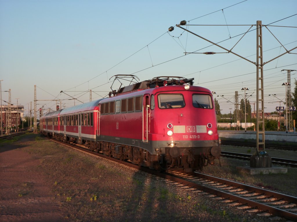 110 455-3 zieht am 28.5.2010 eine RB aus Bremen in den Oldenburger Hbf. Ab Dezember werden diese Zge durch E-Triebwagen der Baureihe 440 von der NordWestBahn ersetzt.