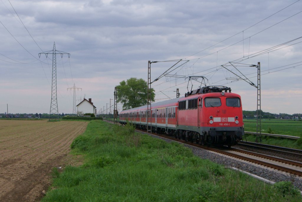 110 456-1 mit dem RE 10450 von Dsseldorf nach Aachen kurz vor Herrath am 08.05.2012