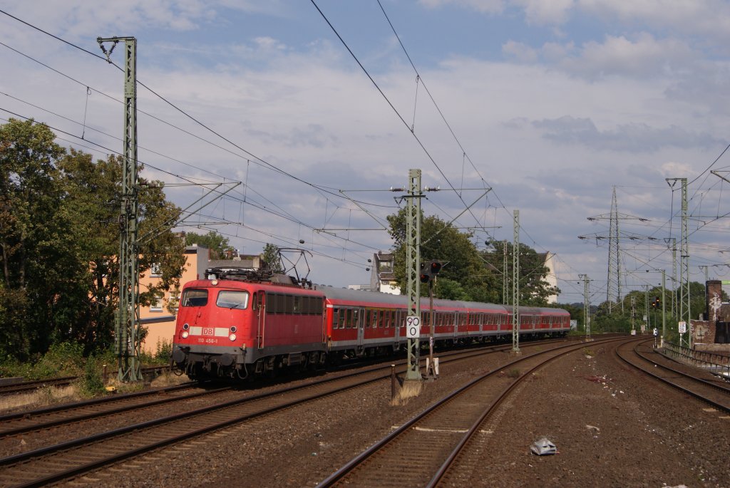 110 456-1 mit einem Leerpark in Dsseldorf-Flingern am 07.07.2011