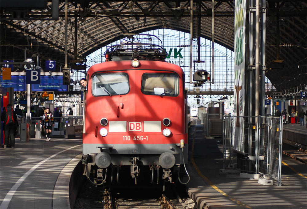 110 456-1 mit Lr11842 K�ln Hbf-Deutzerfeld im K�lner Hbf, 7.3.11