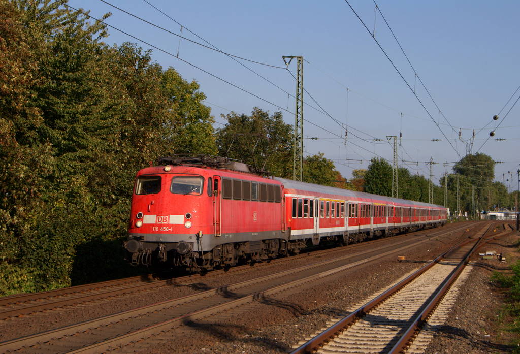 110 456-1 mit der RB 35 von Kln nach Wesel bei der Durchfahrt durch Dsseldorf-Oberbilk am 28.09.2011
