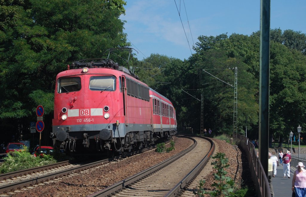 110 456-1 mit einer RB nach Koblenz am 20.08.2010 durch Rdesheim