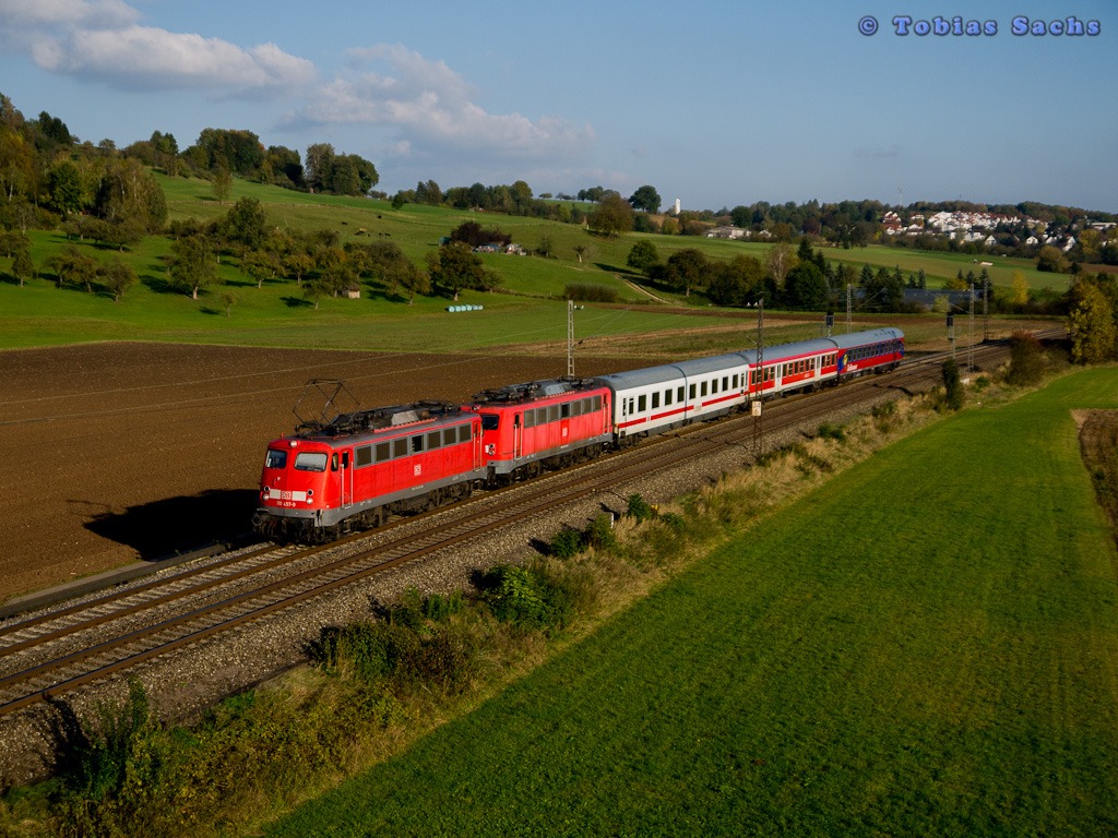 110 457 und 115 205 mit PbZ 2463 nach Stuttgart, danach nach Karlsruhe und Frankfurt(Main) Hbf bei Ebersbach(Fils) am 21.10.2011