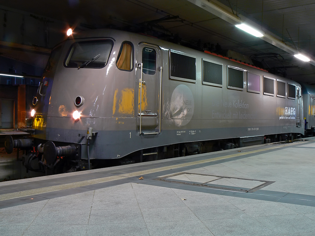 110 457-9 am AEG Schulungszug in Kln Messe/Deutz tief am 18.11.2010