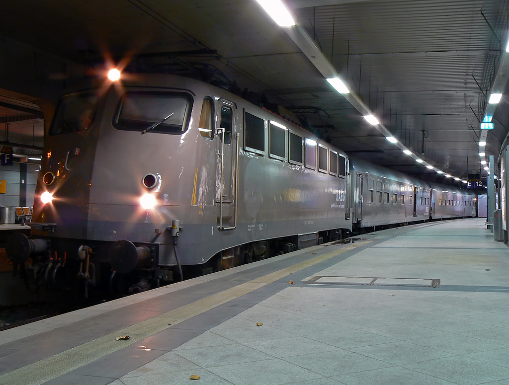 110 457-9 am AEG Schulungszug in Kln Messe/Deutz tief am 18.11.2010