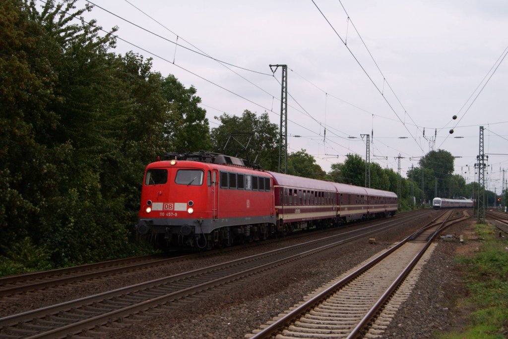 110 457-9 mit einem Sonderzug in D�sseldorf-Oberbilk am 04.09.2011