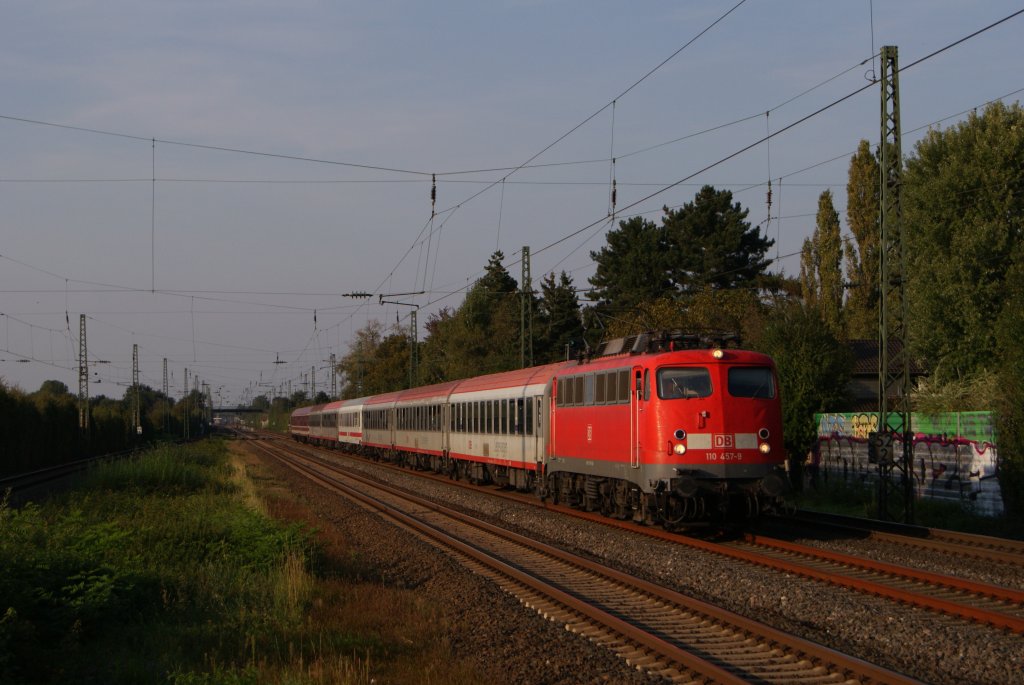 110 457-9 mit einem Sonderzug bei der Durchfahrt durch Dsseldorf-Angermuns am 25.09.2011