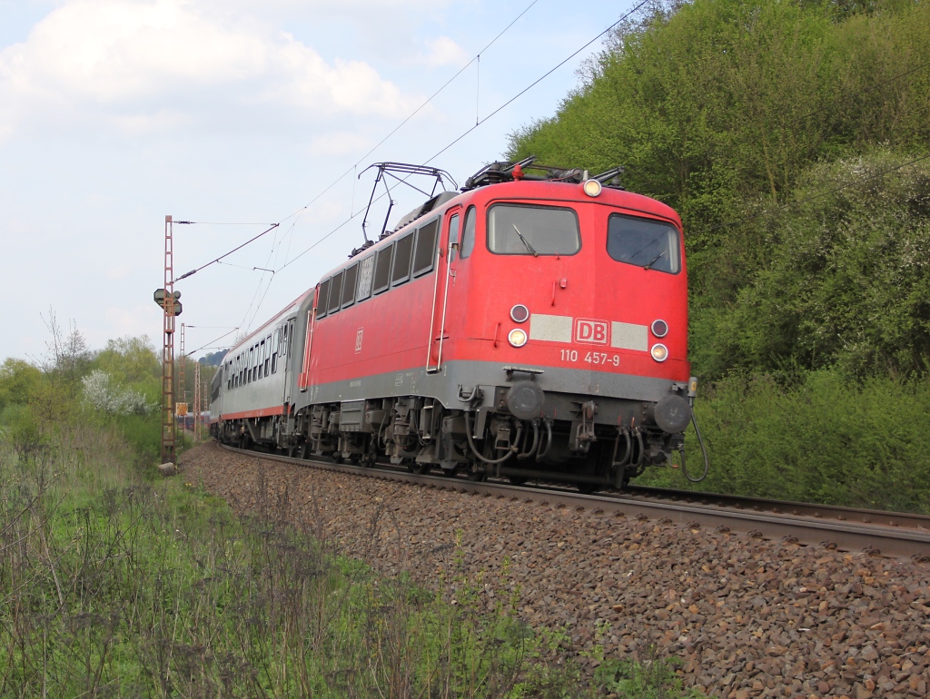 110 457-9 mit Kirchentags-Sonderzug auf der Rckfahrt aus Hamburg gen Sden. Aufgenommen am 05.05.2013 am B Reckershausen.