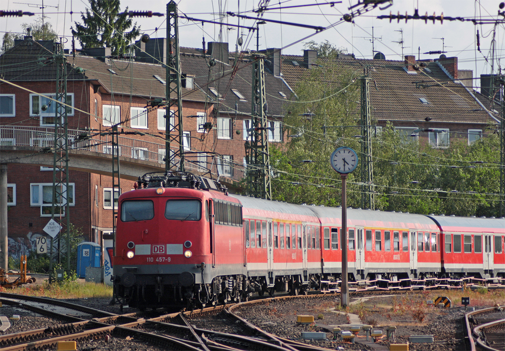 110 457-9 mit der RE4 (11596) aus D�sseldorf bei der Einfahrt in den Endbahnhof Aachen Hbf, 11.6.10