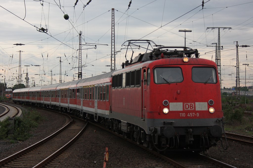 110 457 am 10.5.12 mit einem RB 35 Verstrker in Duisburg Hbf.