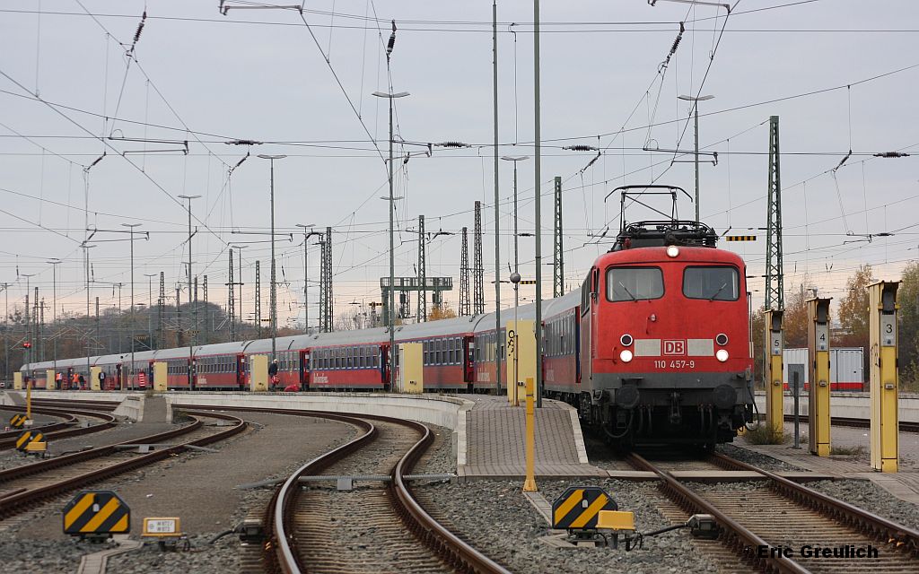 110 457 am 19.11.2011 mit einem Sonderzug in Hannover Hainholz (Aufgenommen mit Tele vom Bahnsteig)