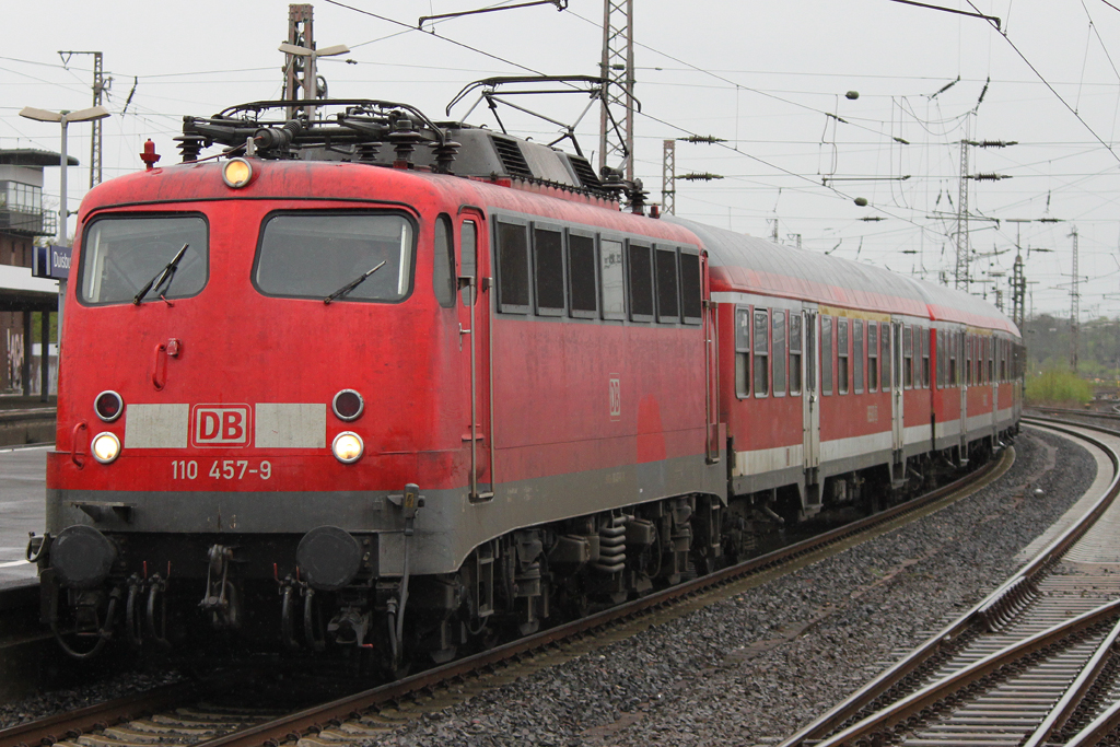 110 457 am 25.4.12 in Duisburg Hbf.