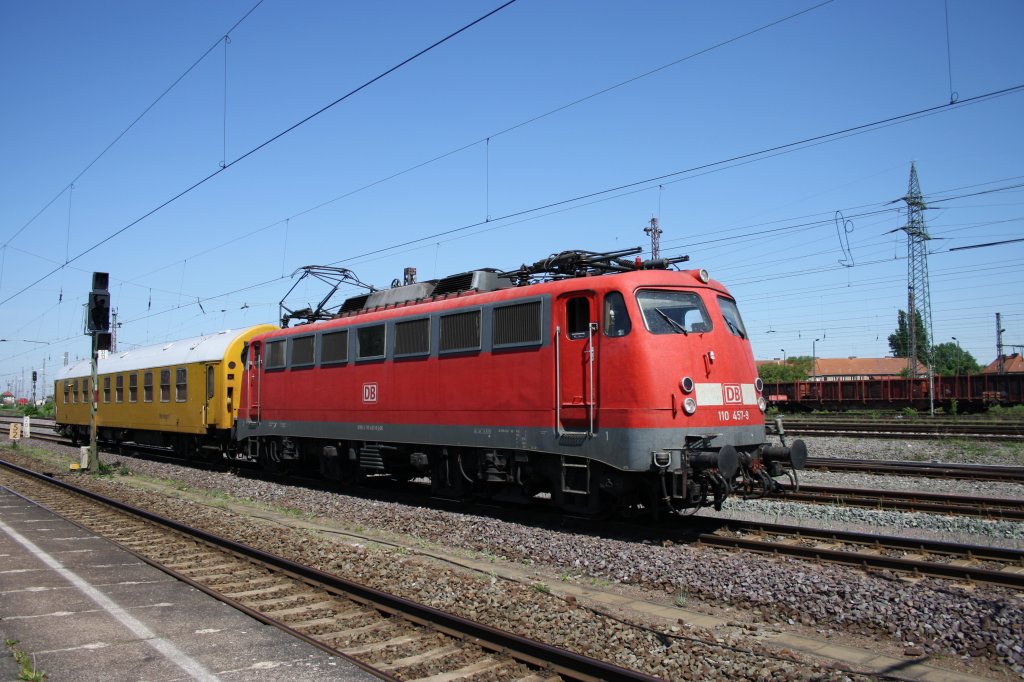 110 457 mit einem Mewagen am 9.5.2011 in Magdeburg Rothensee HP Eichenweiler. Nur 6 Minuten frher kam ein gleiches Gespann durch .. DejaVu - Erlebnis :-)