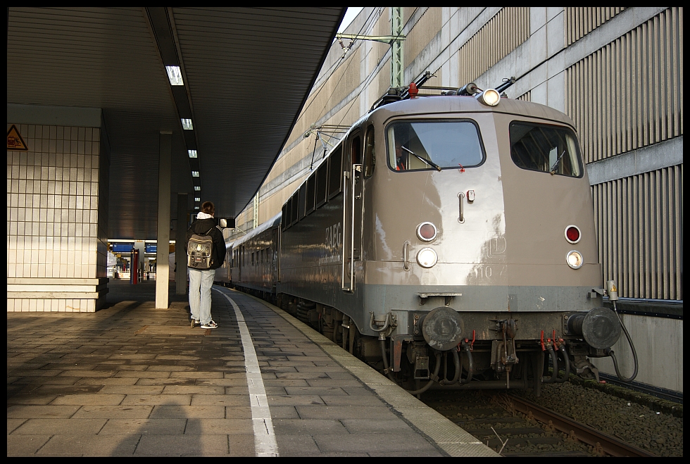 110 457 steht mit dem AEG-Zug in Dsseldorf Hbf auf Gleis 22
