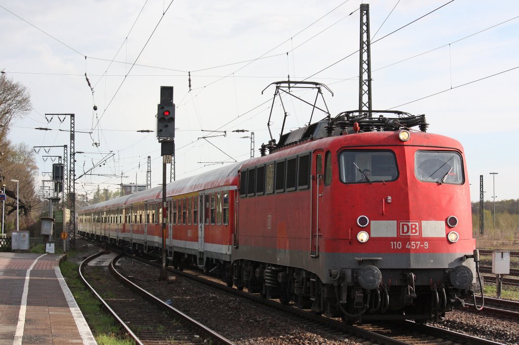 110 457 zog am 18.4.12 einen umgeleiteten RB 35 Verstrker durch Duisburg-Bissingheim.