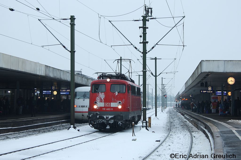 110 462 wartet am 22.12.2010 darauf das die Weiche in Hannover wieder freigelegt ist.