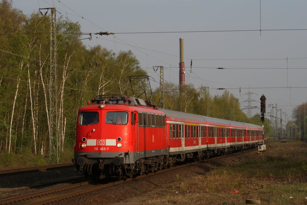 110 463-7 mit der RB 30528 nach Wesel bei der Einfahrt in Dinslaken am 08.04.2011