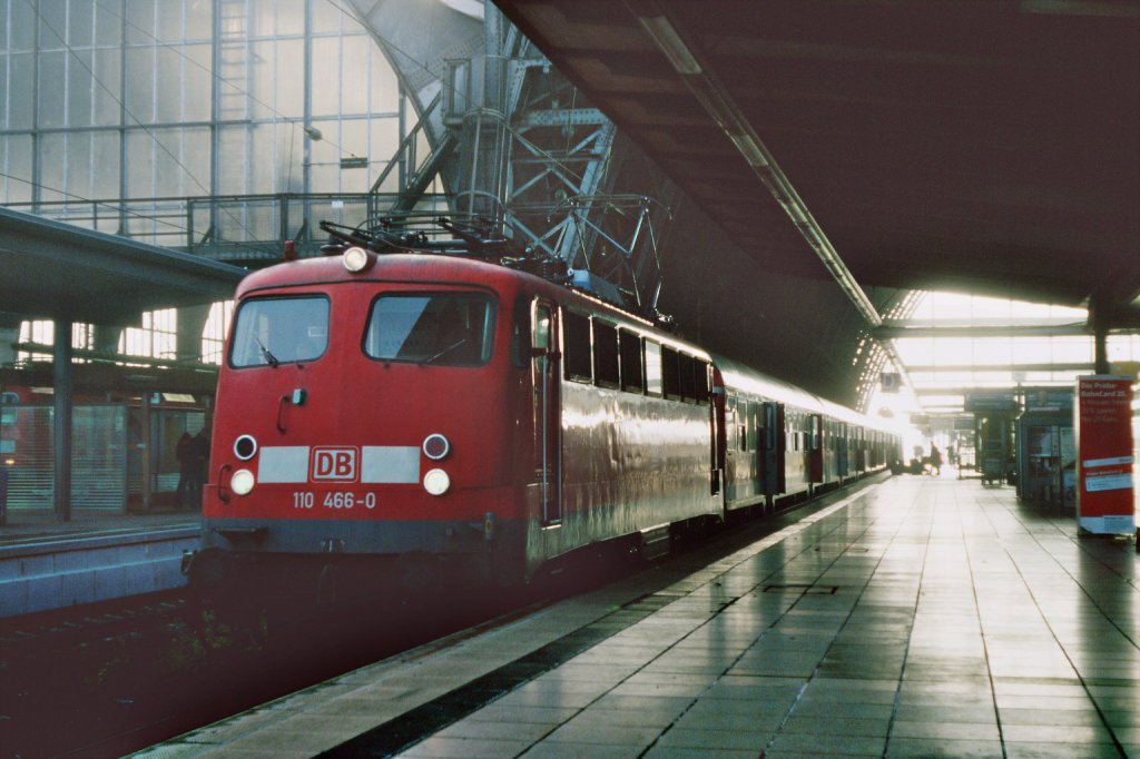 110 466-0 um 9:34 uhr mit RB 24920 nach Bremerhaven Lehe am 18. Oktober 2009 (scan von Dia).