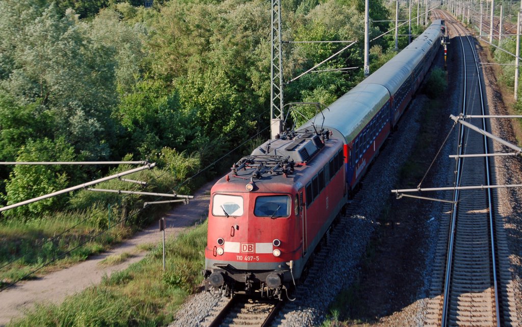 110 467 zog am 29.05.11 einen Sonderzug von Berlin nach Bamberg. Hier durchfhrt sie Holzweissig Richtung Halle(S).
