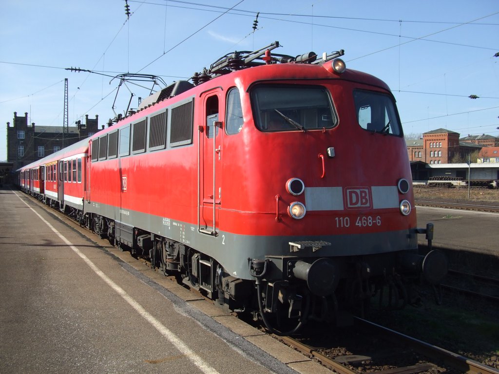 110 468-6 steht mit der RB 14807 nach Rotenburg (Wmme) abfahrbereit in Minden (Westfalen). 02.04.2011.