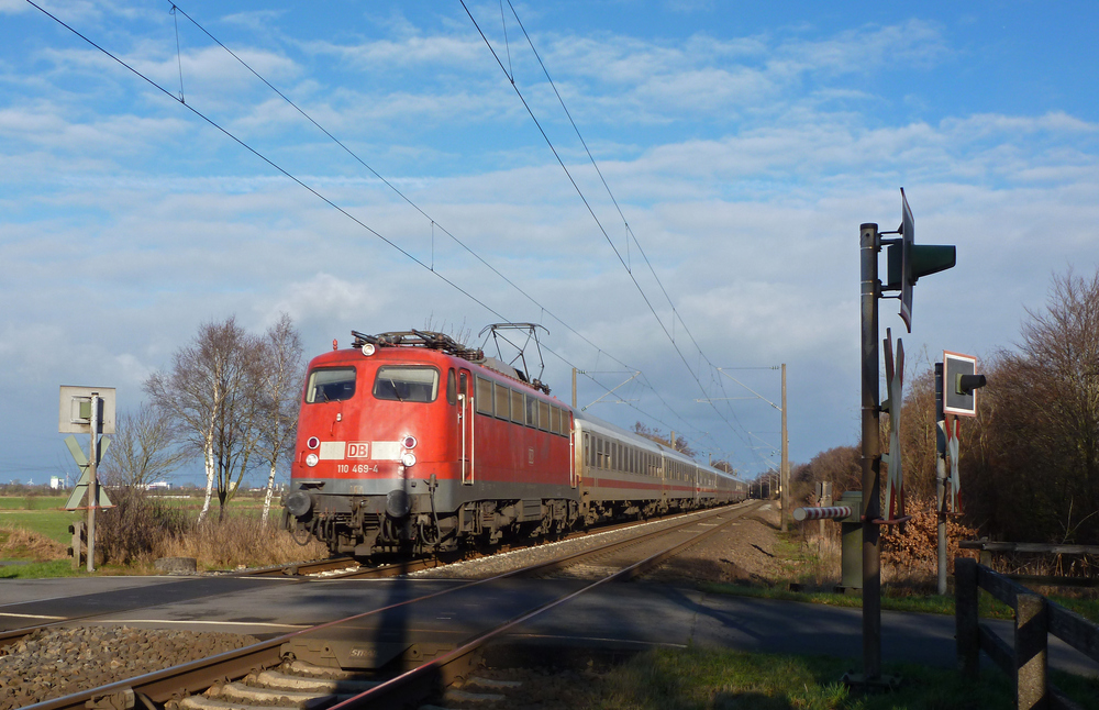110 469-4 fuhr am 11.01.2013 mit dem IC 132 von Norddeich Mole nach Luxemburg, hier sdlich von Leer.