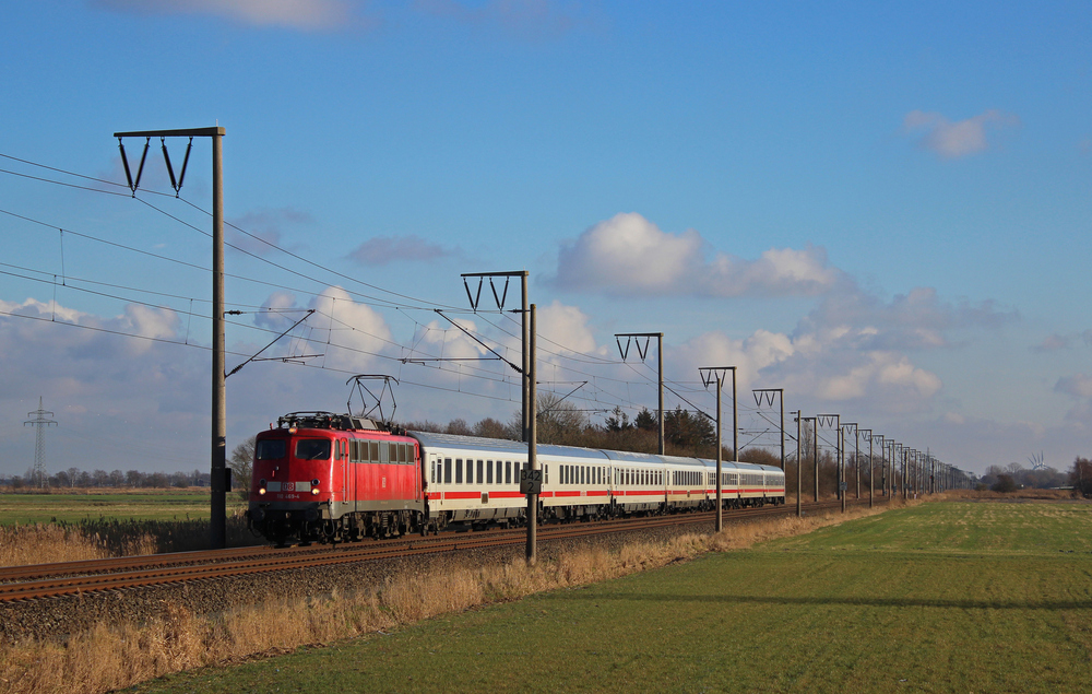 110 469-4 fuhr am 12.01.2013 mit dem IC 231 von Luxemburg nach Norddeich Mole, hier bei Petkum.