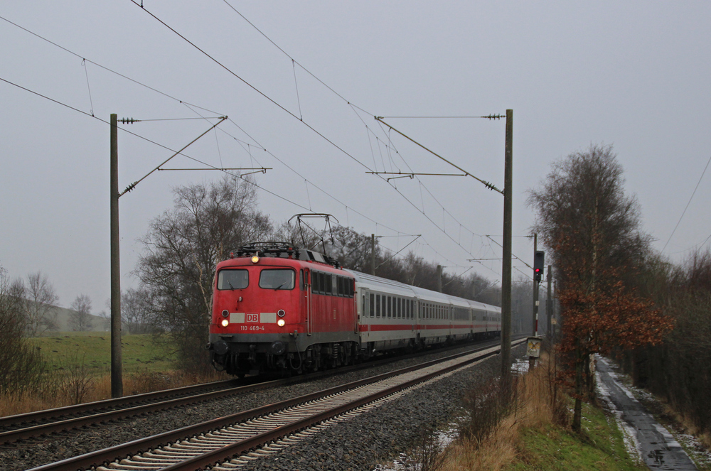 110 469-4 fuhr am 15.02.2013 mit dem IC 133 von Koblenz nach Norddeich, hier kurz vor Leer.