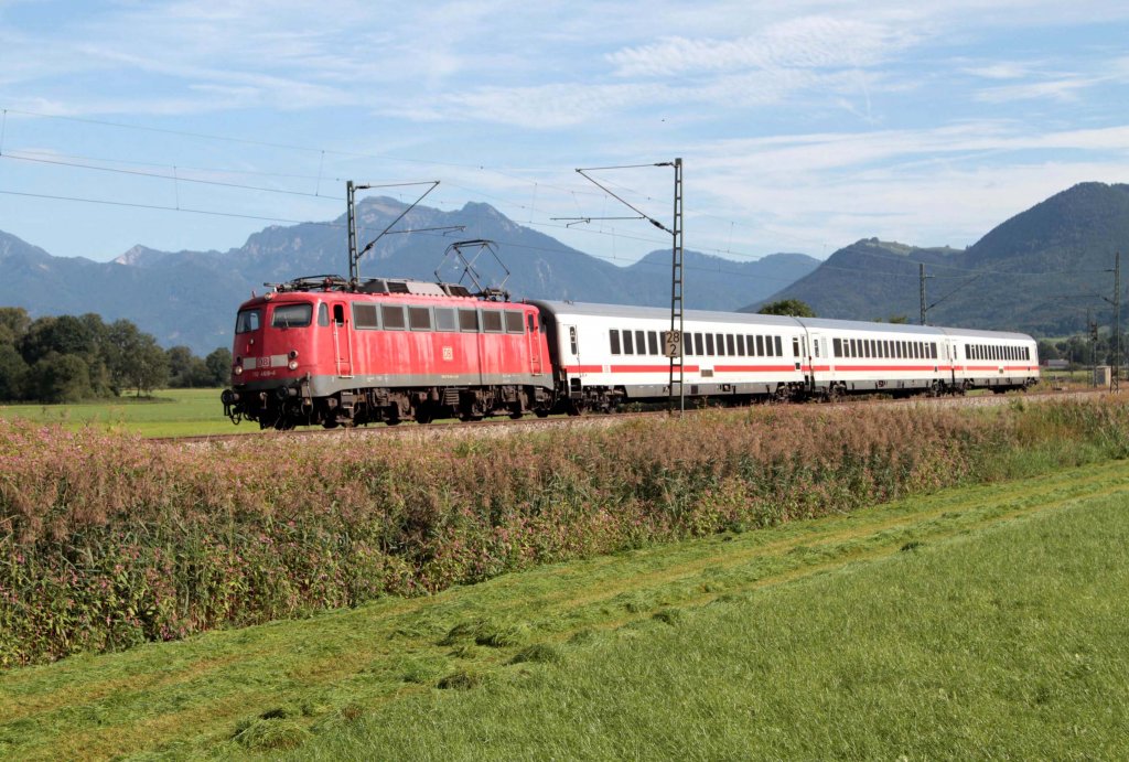 110 469-4 mit 3 IC-Wagen von Salzburg nach Mnchen in der Bernauer Kurve am 28.08.2012