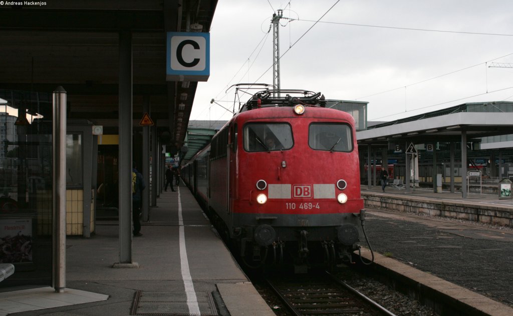 110 469-4 mit dem IC 119 (Mnster(Westf)Hbf-Innsbruck Hbf) in Stuttgart Hbf 28.10.12