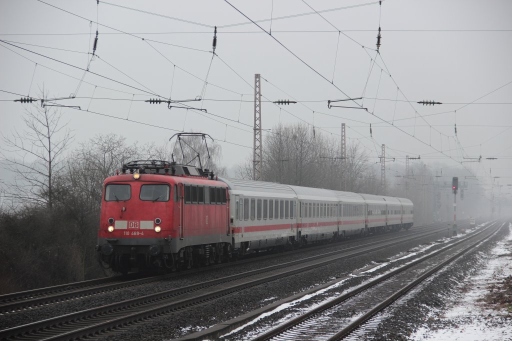 110 469-4 mit dem IC 133 (Luxembourg- Norddeich) in Dsseldorf-Eller Sd am 15.02.13
