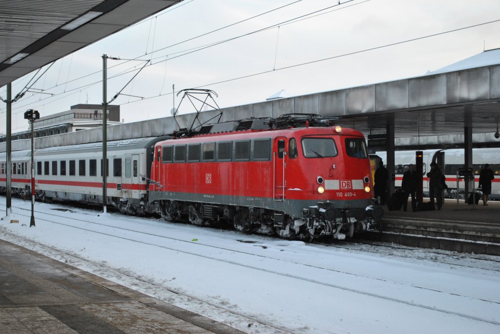 110 469-4, mit IC nach Bremen HHF am 25.12.2010 in Hannover HBF.