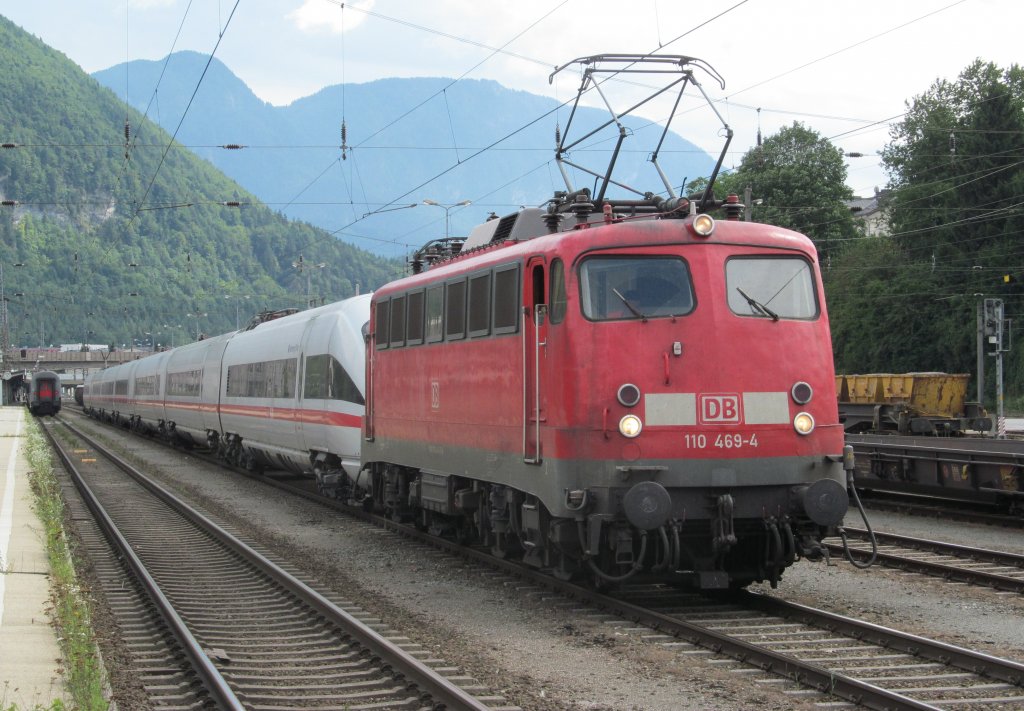 110 469-4 steht am 03. August 2012 mit einem ICE-T im Schlepp im Bahnhof Kufstein und wartet auf die Ausfahrt in Richtung Rosenheim.