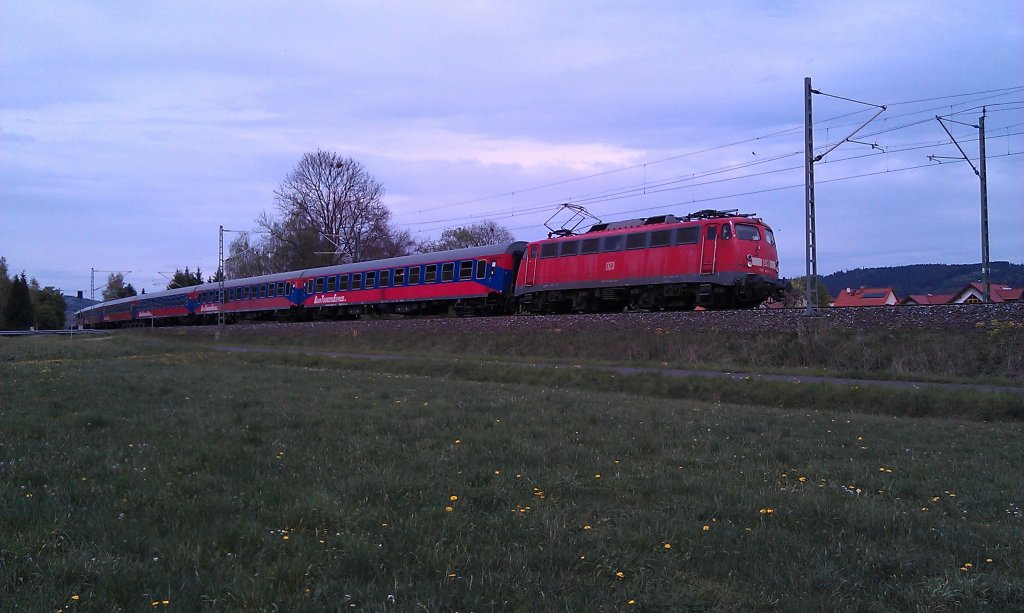 110 469 durchfhrt am 29.04.2012 mit dem BTE (BahnTouristikExpress) nach Kufstein die Ortschaft Halach bei Kronach Richtung Kronach. 