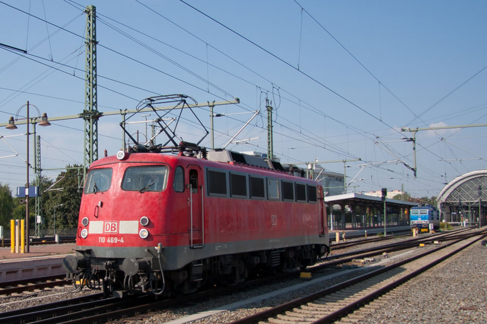110 469 hat einen ICE-Ersatzzug in den Dresdner Hbf gebracht und setzt nun gleich an das andere Ende des Zuges, um ihn dann zurck nach Wiesbaden zu fahren. 11.09.2012
