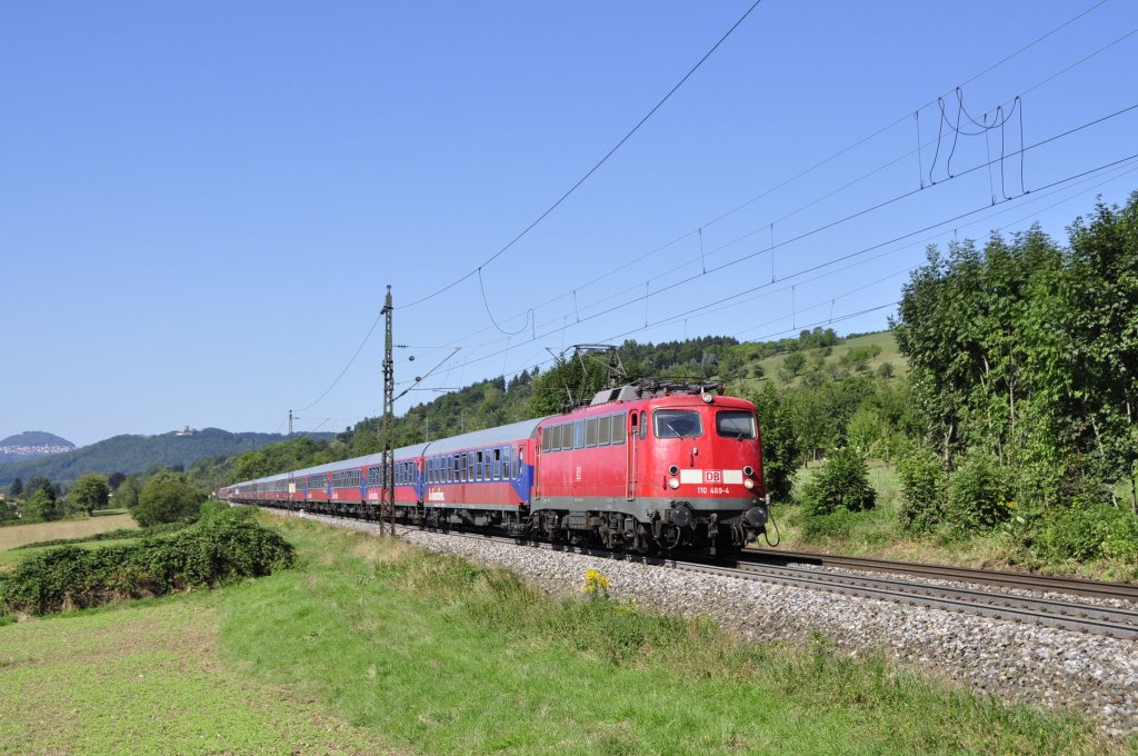 110 469 mit einem Pilgerzug auf der Filsbahn in Richtung Ulm.Das Foto entstand bei Kuchen an der Fils am 8.9.2012