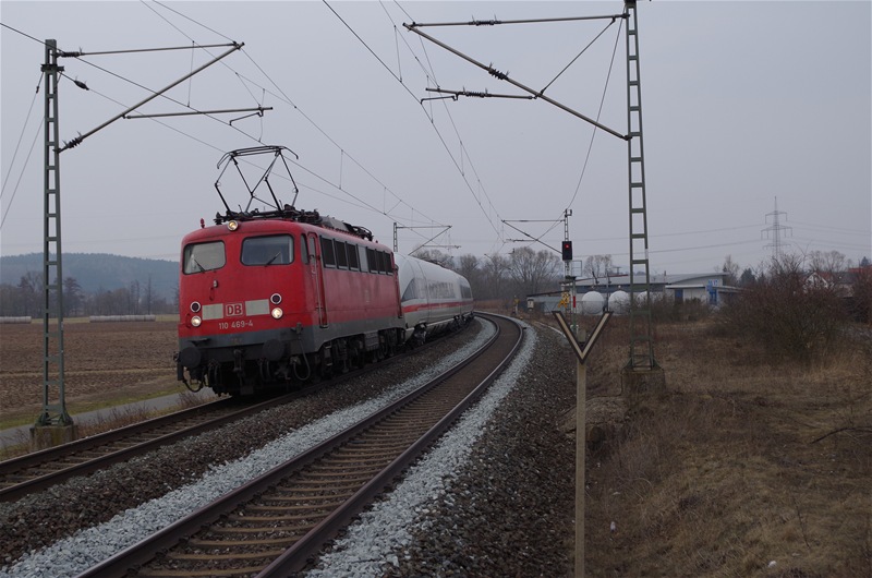 110 469 mit ICE-T im Schlepp am 30.03.2013 in Gundelsdorf Richtung Kronach. 