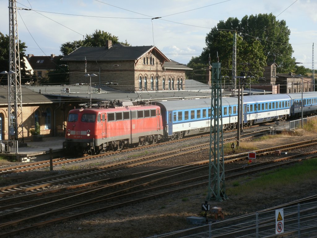 110 469,am 13.August 2013,mit ihren gegenw�rtigen Stammzug,EC 378 Bratislava-Binz,in Bergen/R�gen.