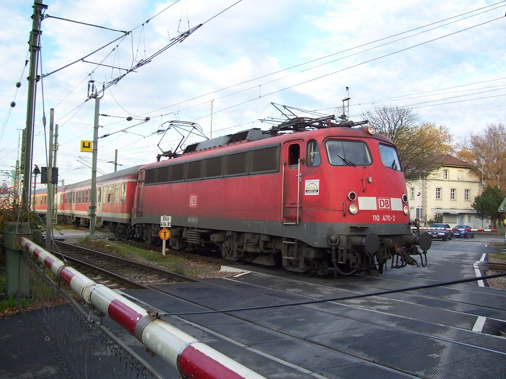 110 470-2 am 18.11.2006 auf dem Bahn�bergang Kreuzlingen
