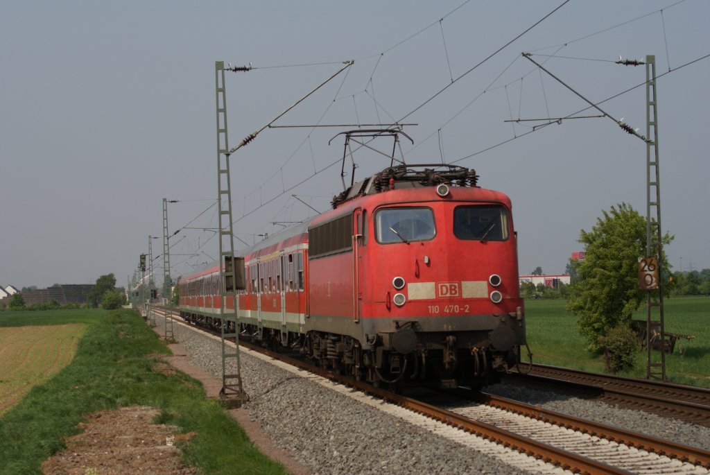 110 470-2 mit dem RE 7 nach K�ln in Neuss-Allerheiligen am 30.04.2011