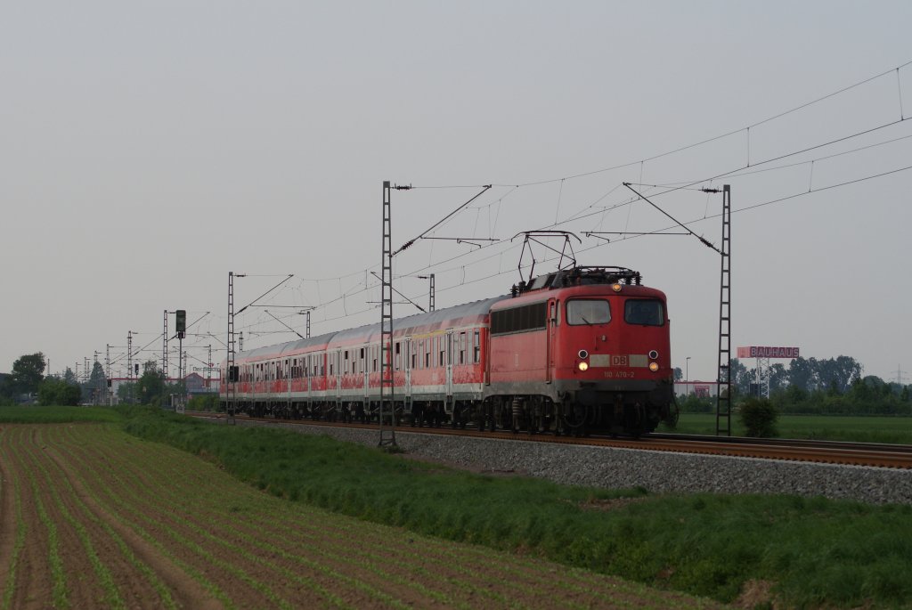 110 470-2 mit dem RE 7 nach Kln in Neuss-Allerheiligen am 30.04.2011